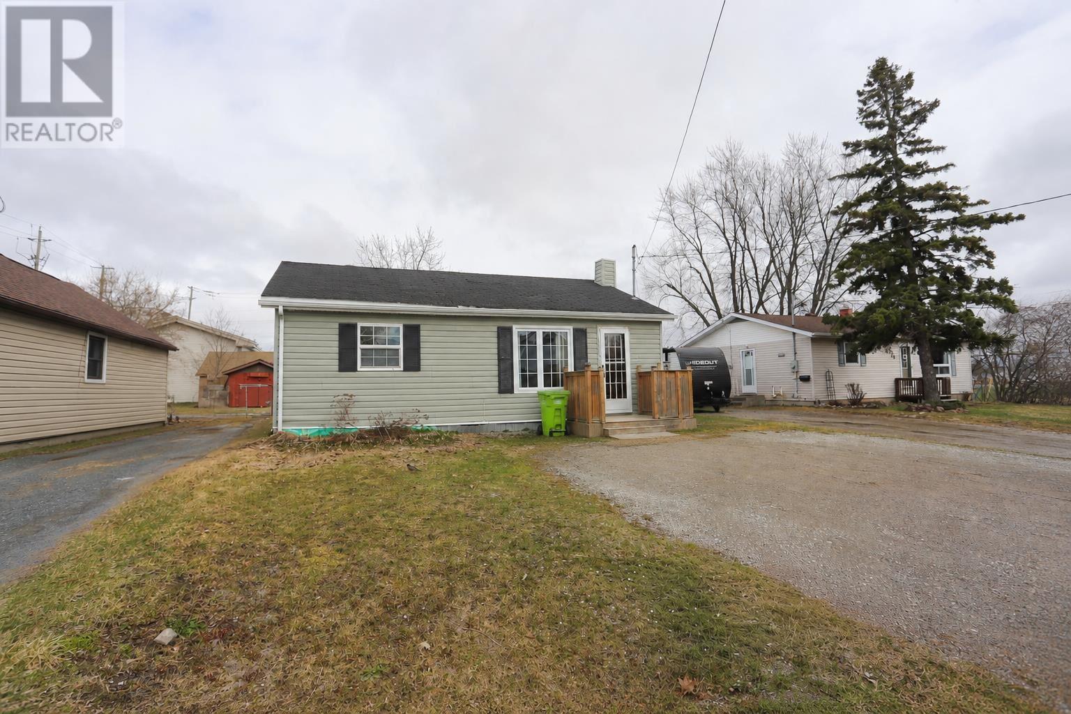 82 Cameron Ave, Sault Ste. Marie, Ontario  P6B 4X2 - Photo 2 - SM260672