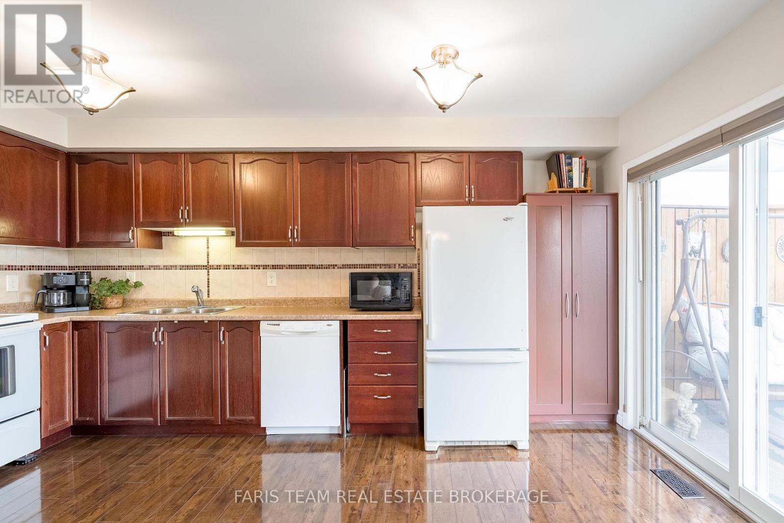 128 Holgate Street, Barrie, Ontario  L4N 2T9 - Photo 11 - S13073662