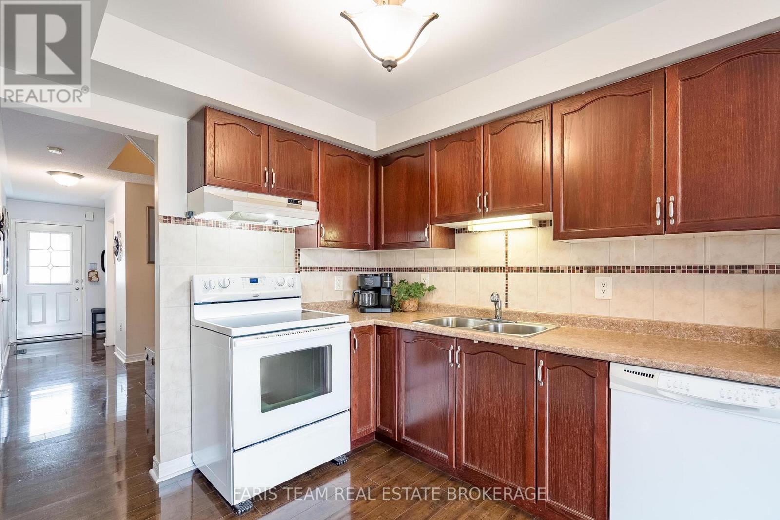 128 Holgate Street, Barrie, Ontario  L4N 2T9 - Photo 9 - S13073662