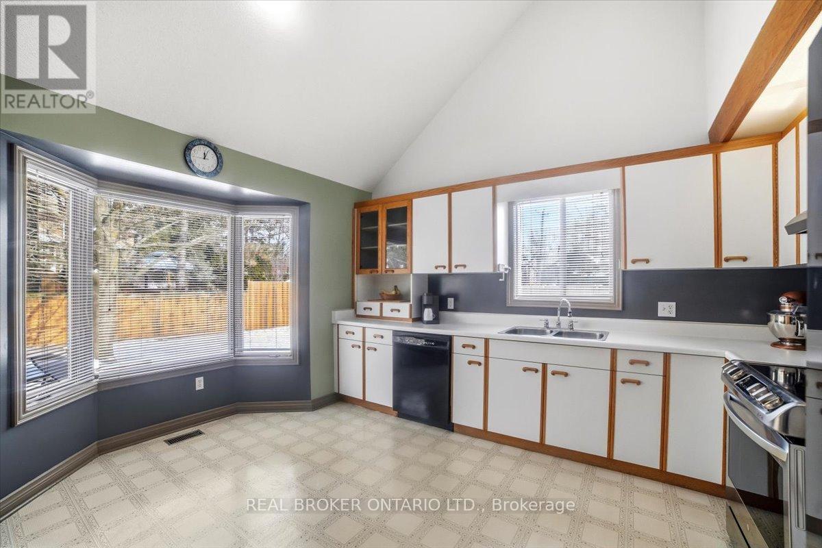 106 Spruceside Crescent, Pelham, Ontario  L2E 1S0 - Photo 11 - X12904530