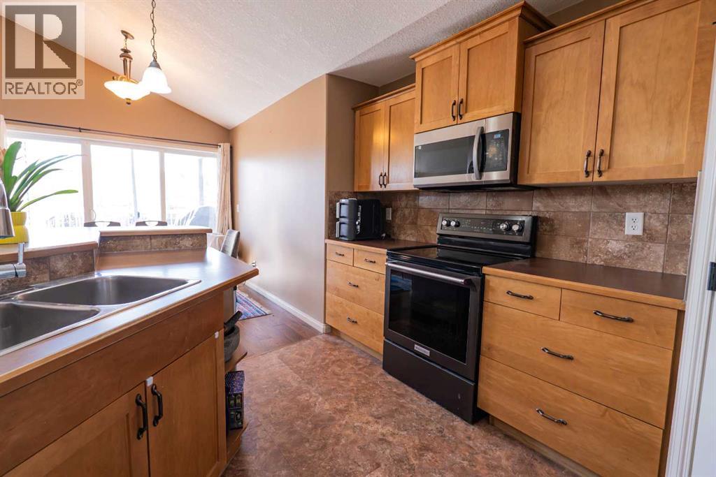 10457 Royal Oaks Drive, Grande Prairie, Alberta  T8V 8L5 - Photo 6 - A2305973