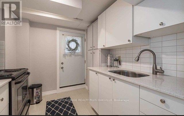 Lower - 3576 Ash Row, Mississauga, Ontario  L5L 1K4 - Photo 2 - W12967424