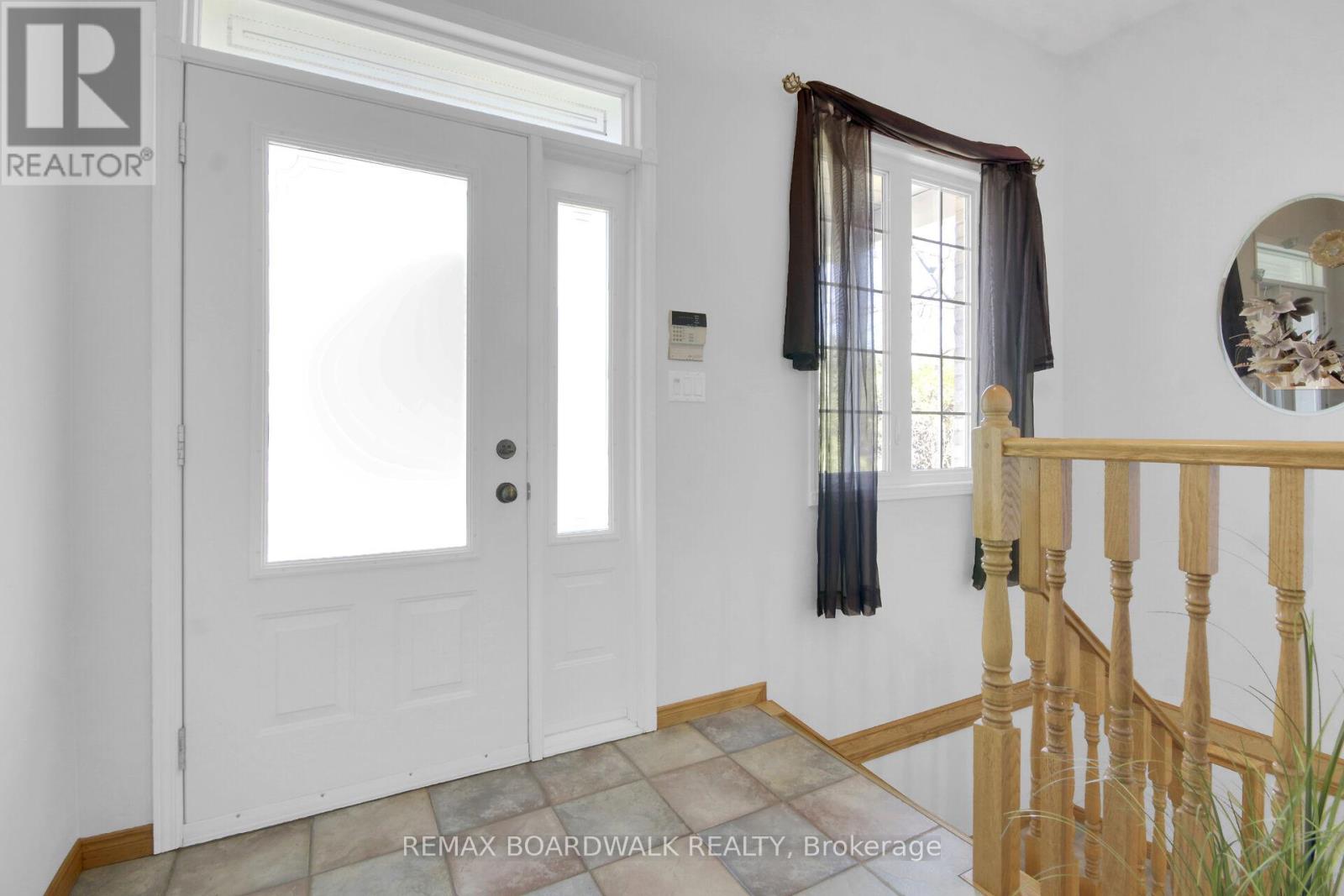 6658 Benoit Street, Ottawa, Ontario  K1C 1J6 - Photo 2 - X13028466