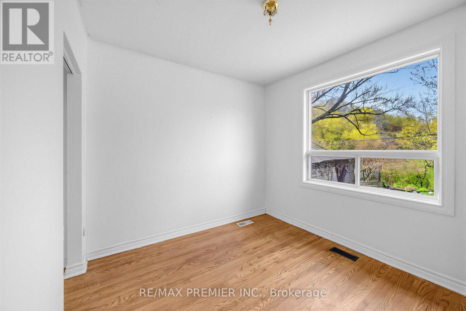 126 Langden Avenue, Toronto, Ontario  M6N 2L5 - Photo 11 - W13073752