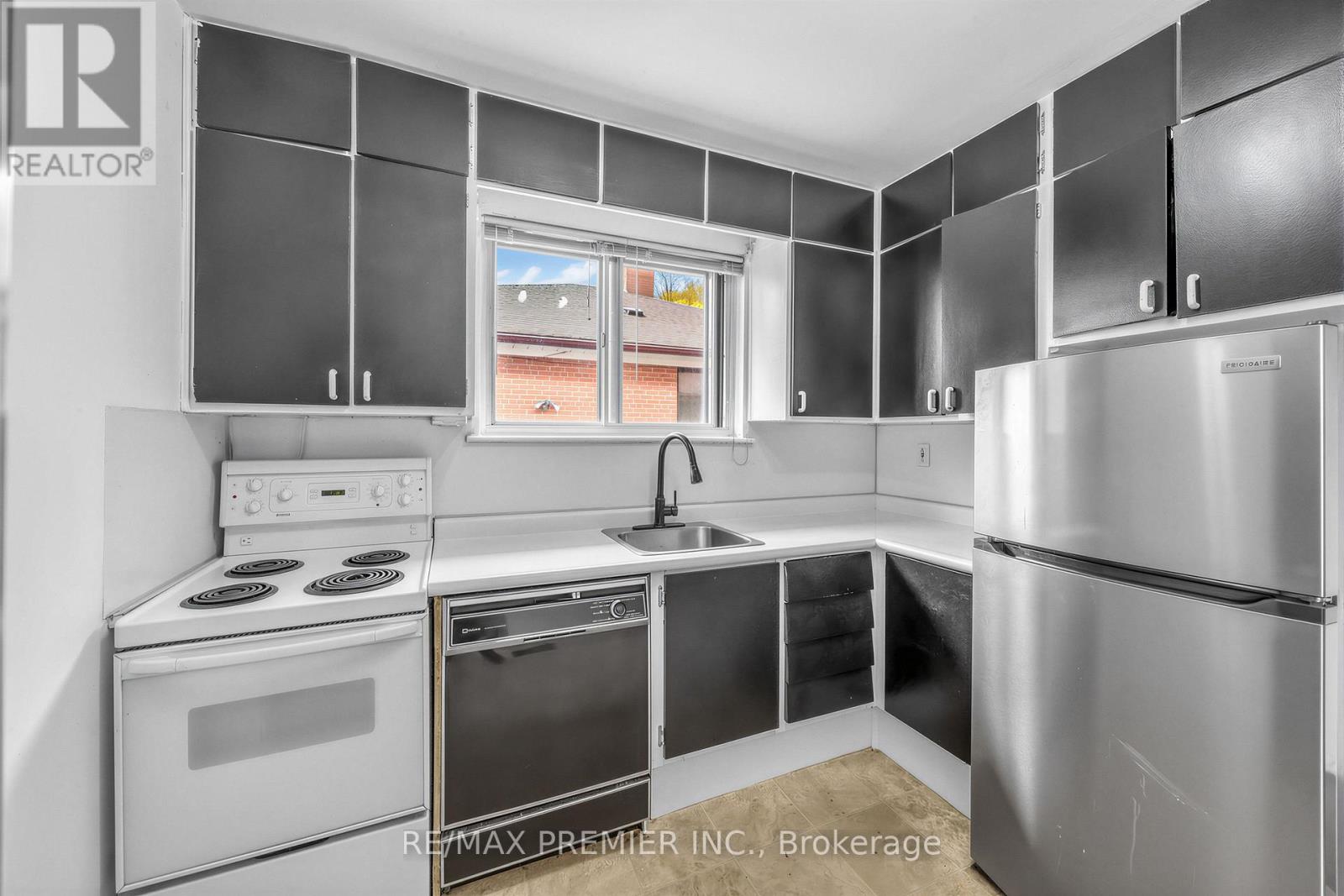 126 Langden Avenue, Toronto, Ontario  M6N 2L5 - Photo 7 - W13073752