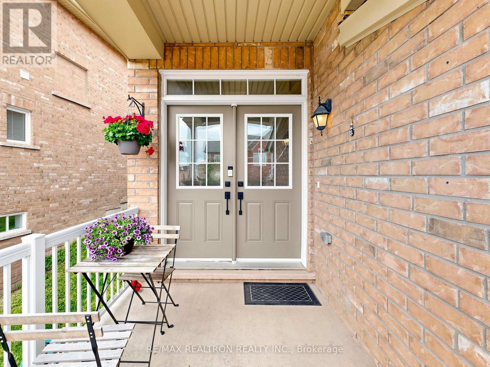 69 Matthewson Avenue, Bradford West Gwillimbury, Ontario  L3Z 0N8 - Photo 2 - N13073854