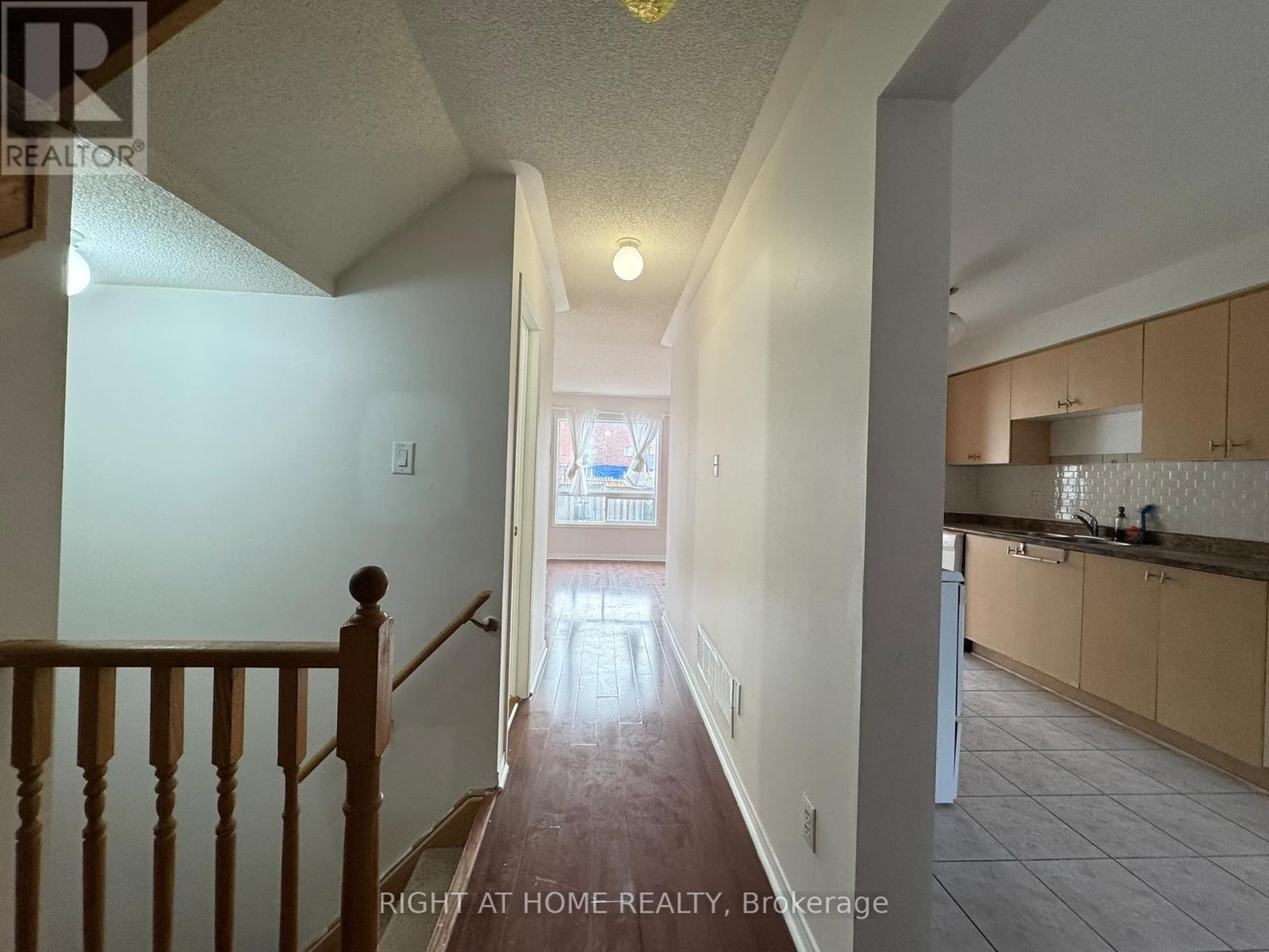 Upper And Main - 830 Avonshire Court, Mississauga, Ontario  L5V 2P2 - Photo 2 - W13073870