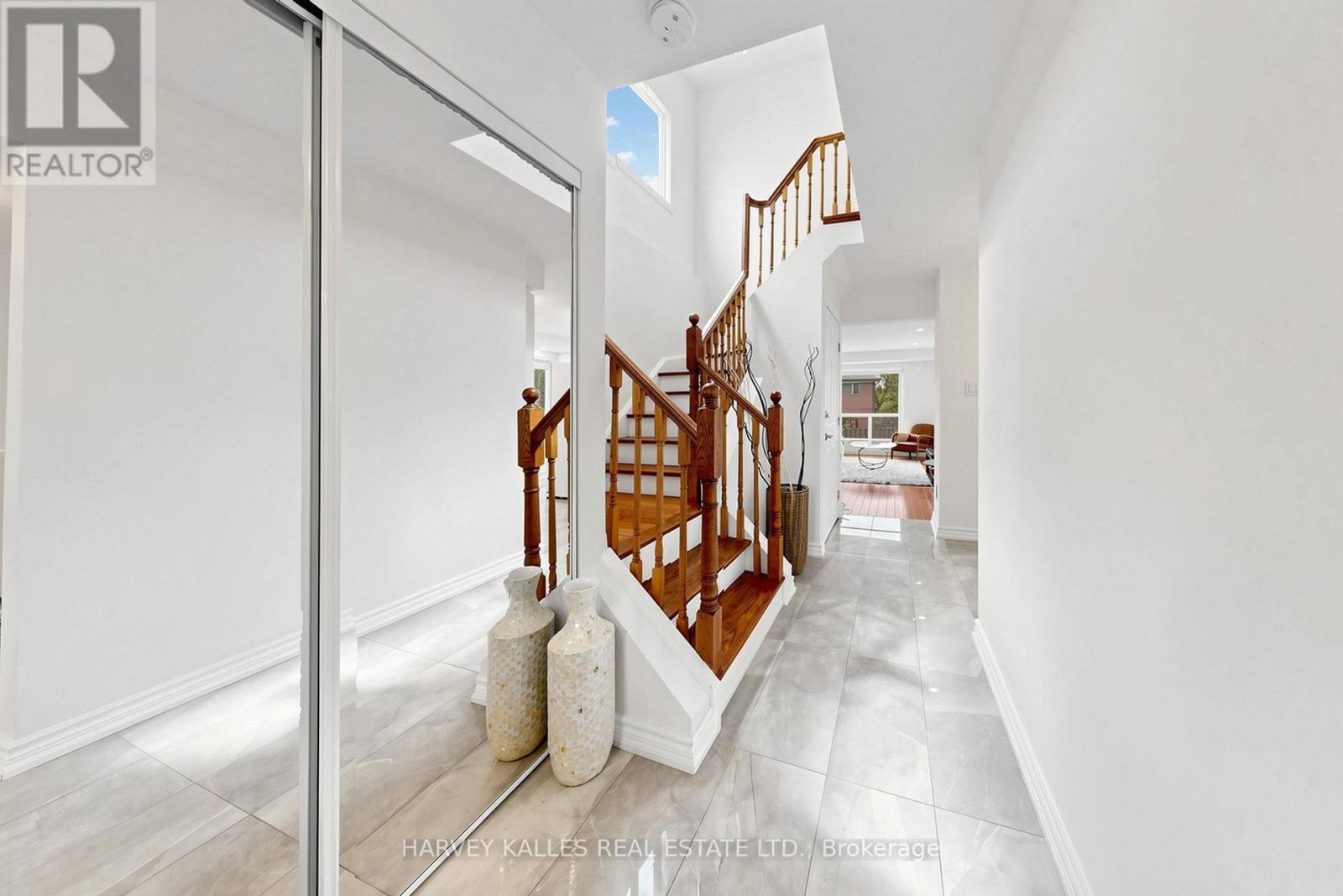 197 Lisa Crescent, Vaughan, Ontario  L4J 2N2 - Photo 3 - N13070936