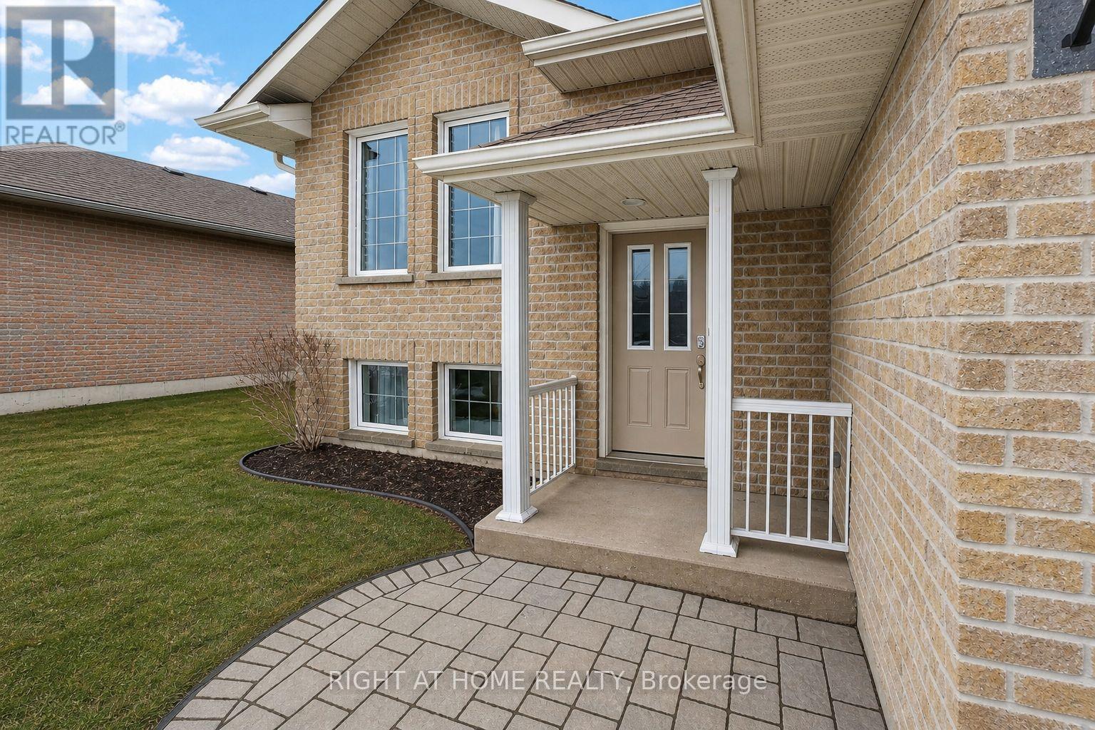 48 Freedom Crescent, Quinte West, Ontario  K8V 0C2 - Photo 2 - X12917536
