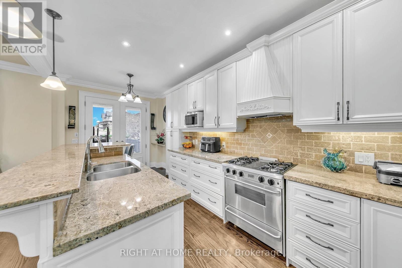 204 Maple Leaf Drive, Toronto, Ontario  M6L 1P1 - Photo 13 - W13071312