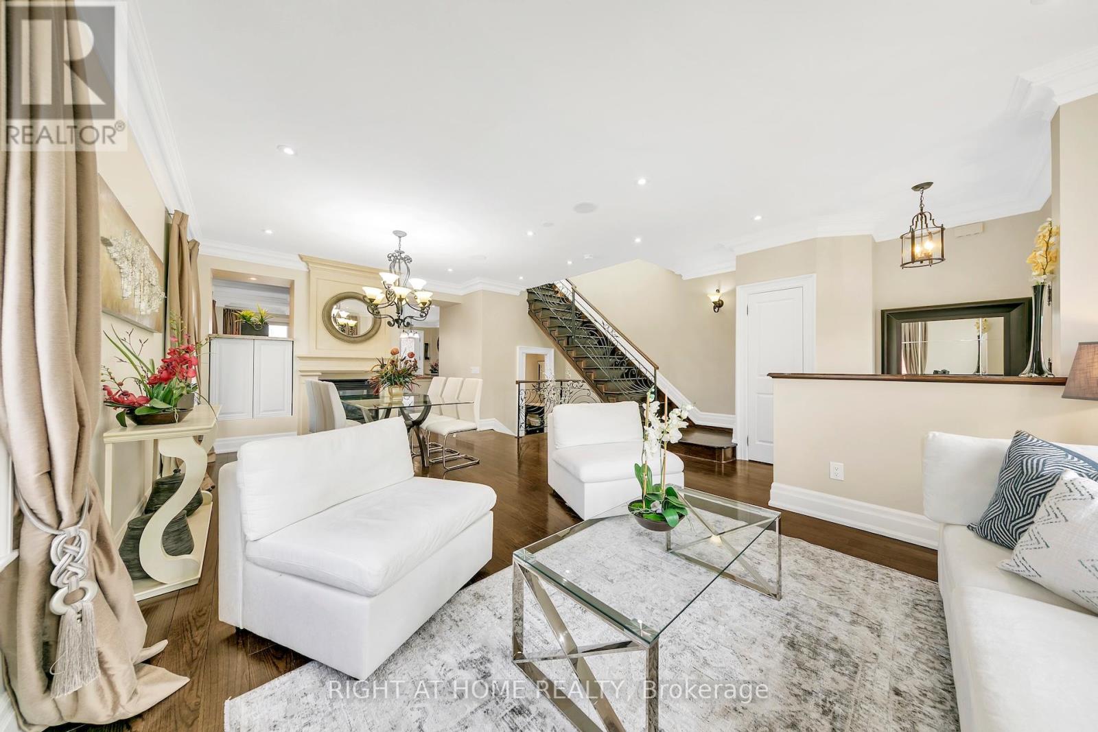 204 Maple Leaf Drive, Toronto, Ontario  M6L 1P1 - Photo 4 - W13071312