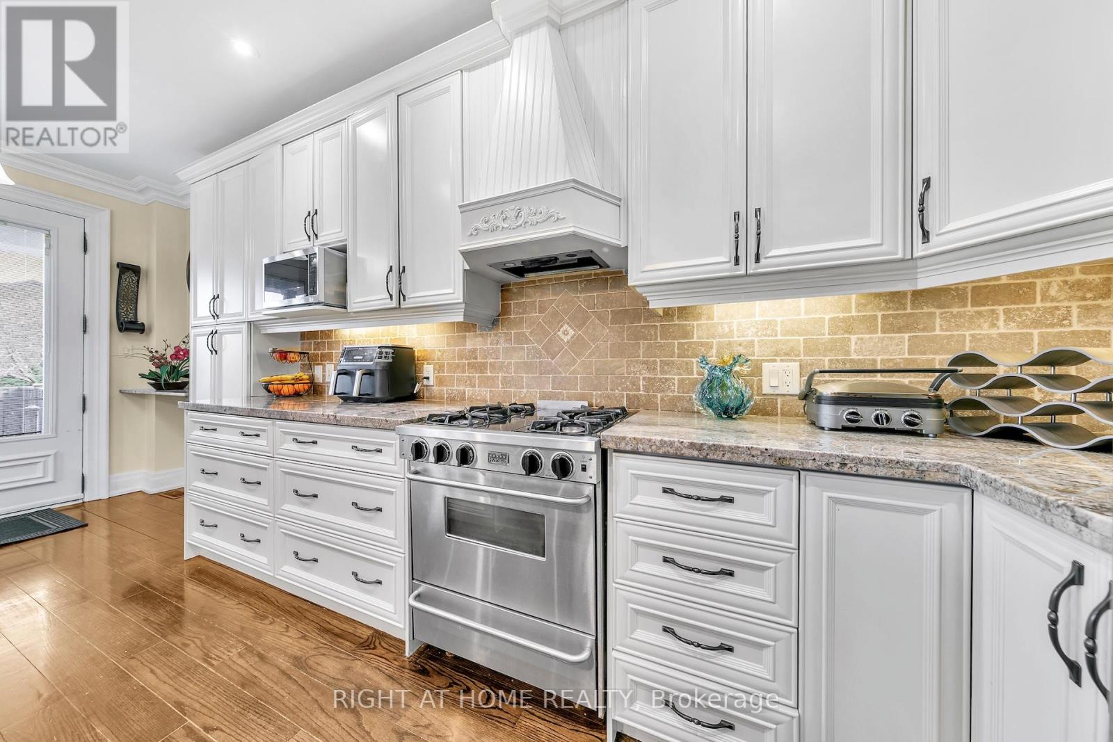 204 Maple Leaf Drive, Toronto, Ontario  M6L 1P1 - Photo 14 - W13071312
