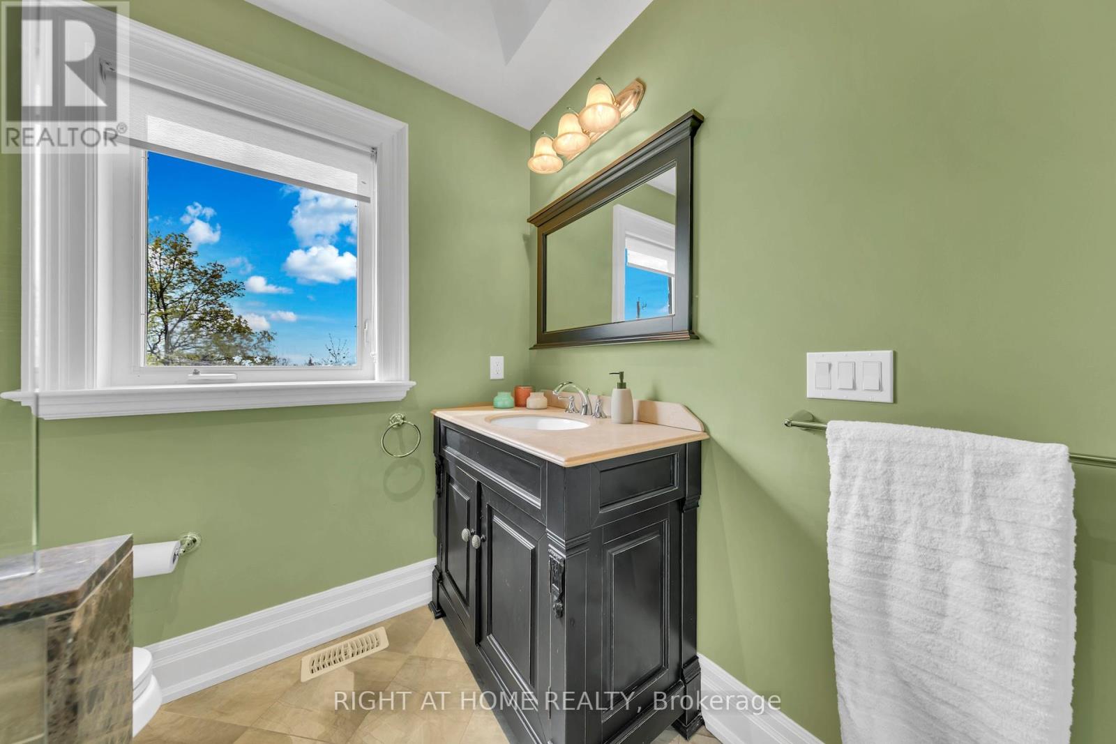 204 Maple Leaf Drive, Toronto, Ontario  M6L 1P1 - Photo 27 - W13071312