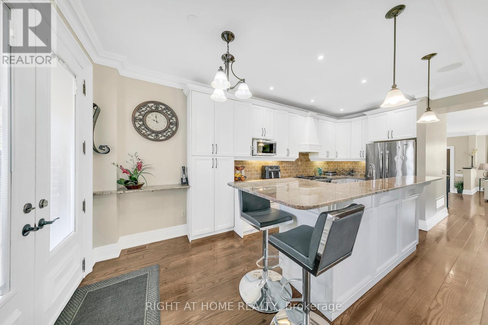 204 Maple Leaf Drive, Toronto, Ontario  M6L 1P1 - Photo 17 - W13071312