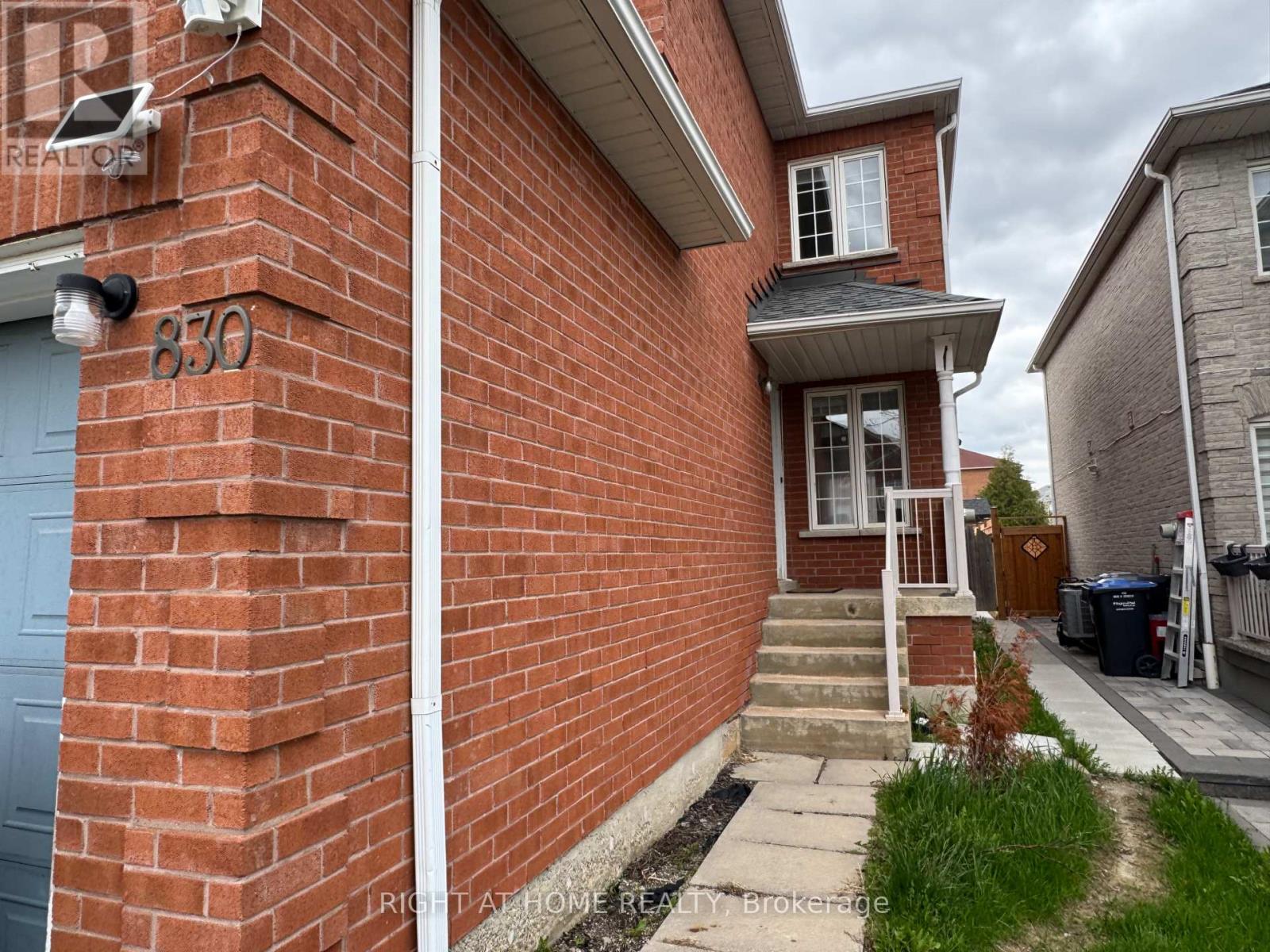 Upper And Main - 830 Avonshire Court, Mississauga, Ontario  L5V 2P2 - Photo 3 - W13073870