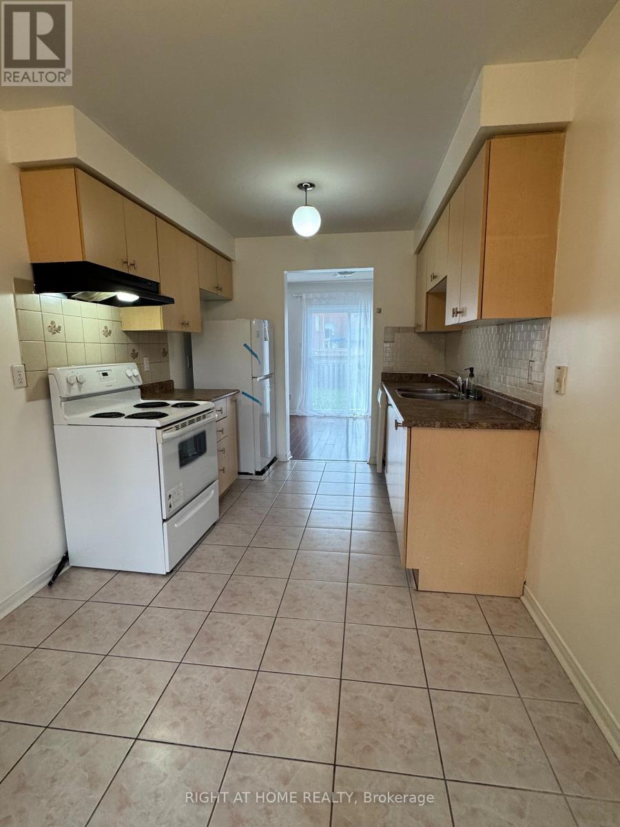 Upper And Main - 830 Avonshire Court, Mississauga, Ontario  L5V 2P2 - Photo 4 - W13073870