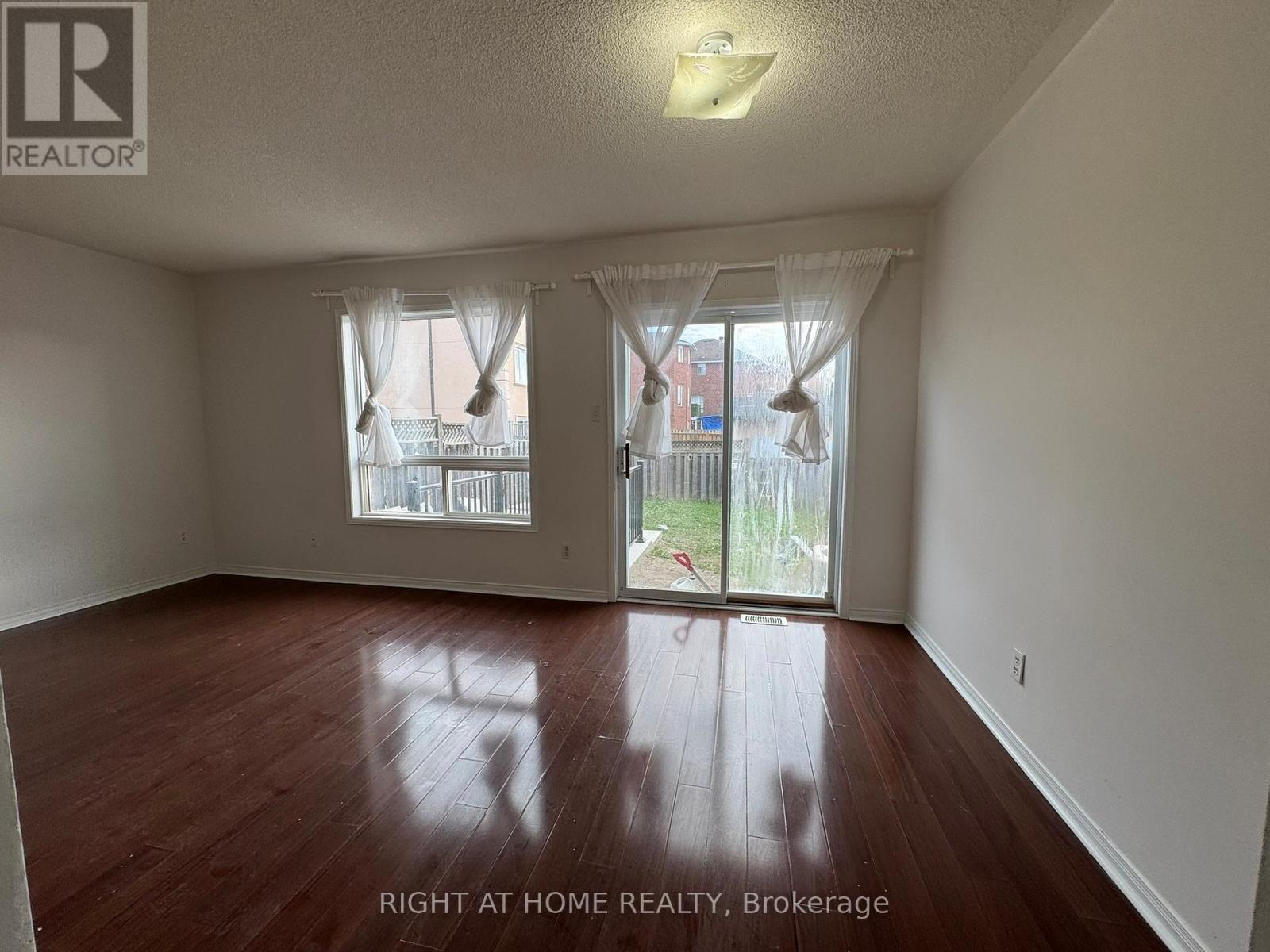 Upper And Main - 830 Avonshire Court, Mississauga, Ontario  L5V 2P2 - Photo 9 - W13073870