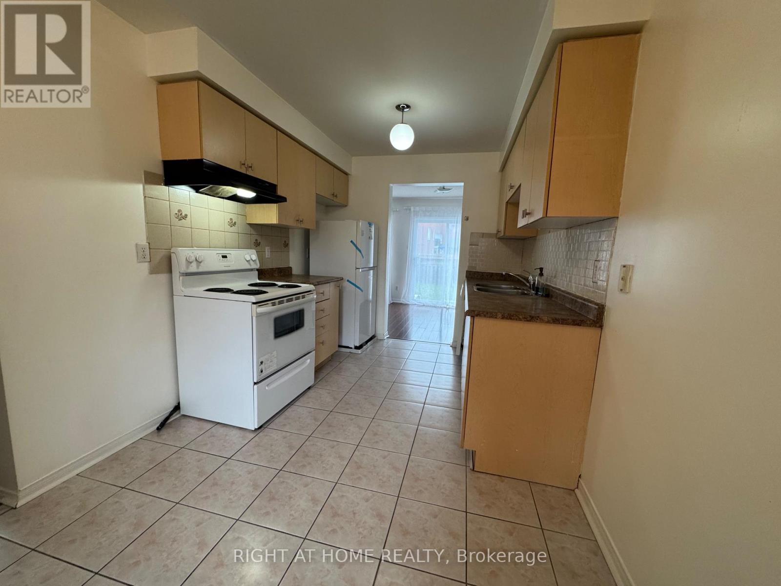 Upper And Main - 830 Avonshire Court, Mississauga, Ontario  L5V 2P2 - Photo 6 - W13073870