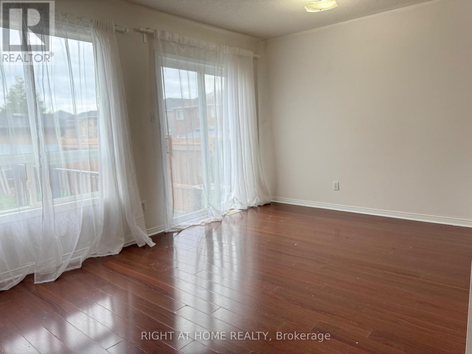 Upper And Main - 830 Avonshire Court, Mississauga, Ontario  L5V 2P2 - Photo 7 - W13073870