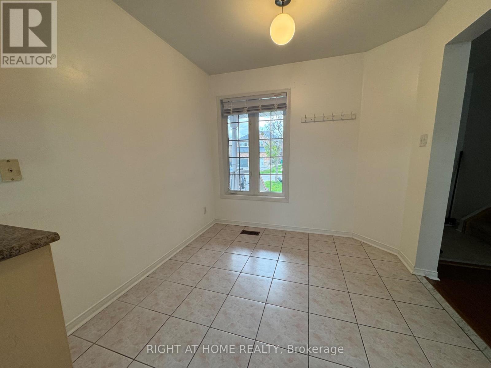 Upper And Main - 830 Avonshire Court, Mississauga, Ontario  L5V 2P2 - Photo 5 - W13073870