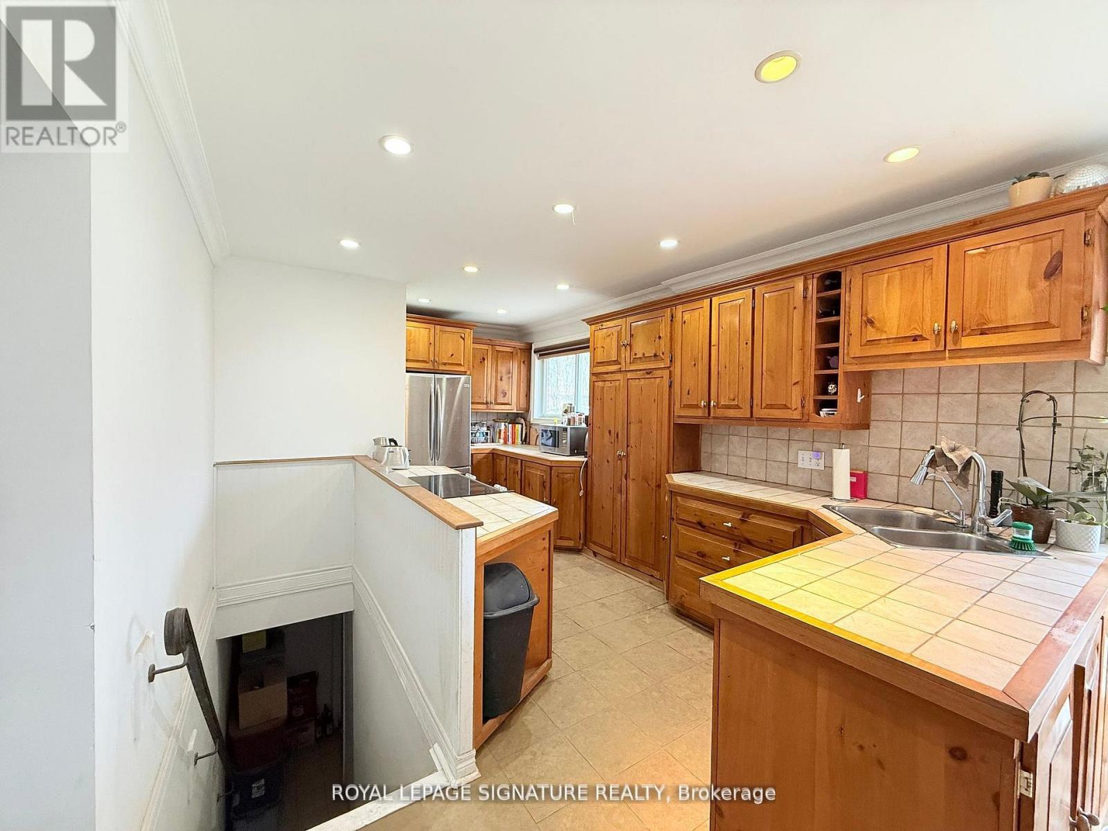38 Burnhamthorpe Road W, Oakville, Ontario  L6M 4K4 - Photo 5 - W13060146