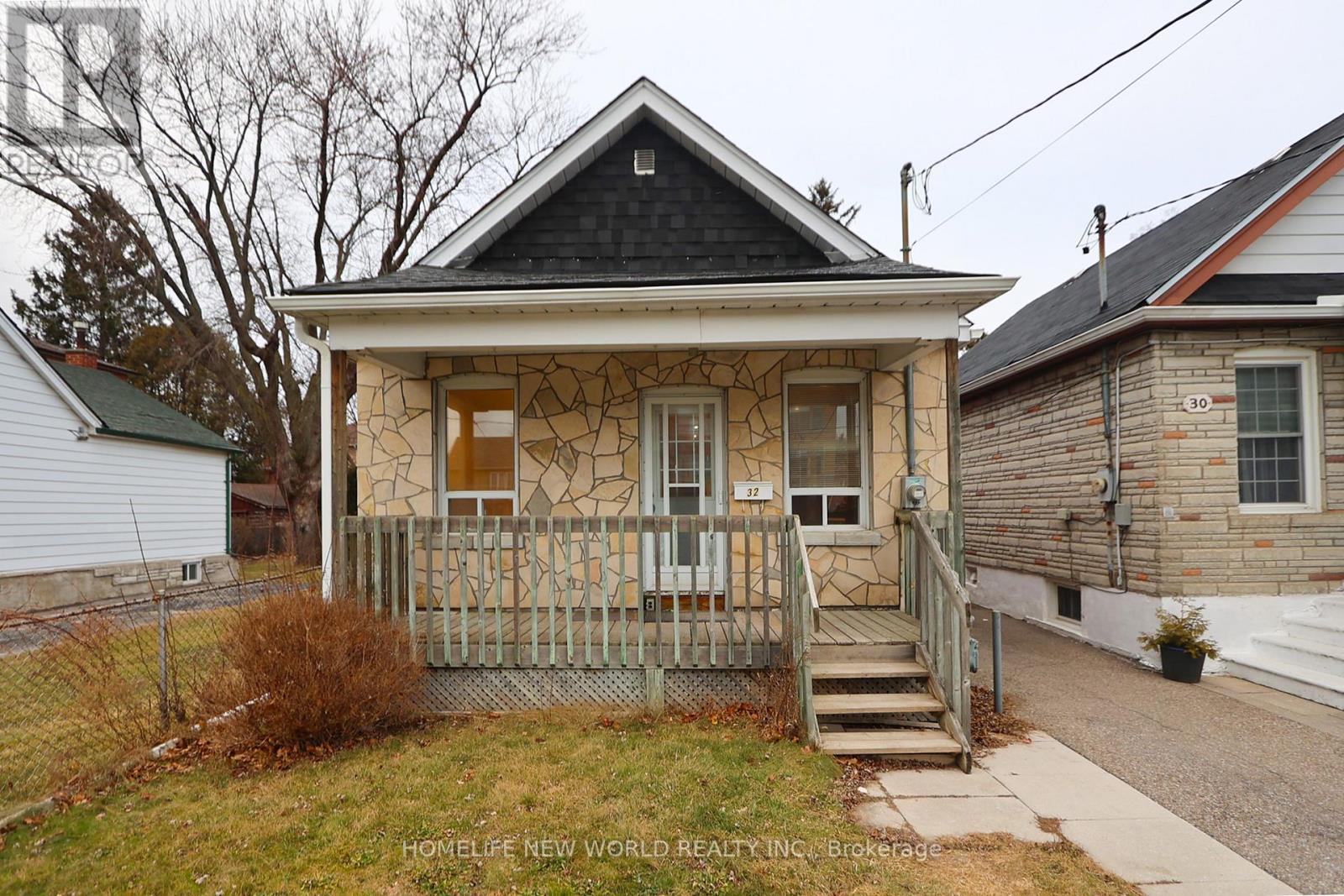 32 PENDEEN AVENUE, Toronto, Ontario