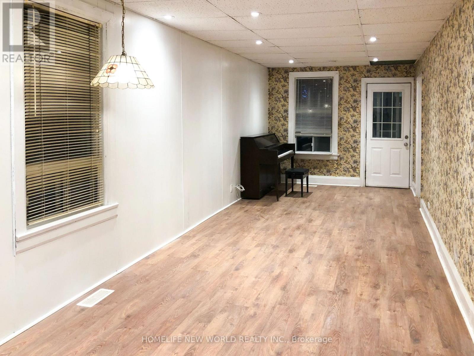 32 Pendeen Avenue, Toronto, Ontario  M6N 2P3 - Photo 4 - W13074142