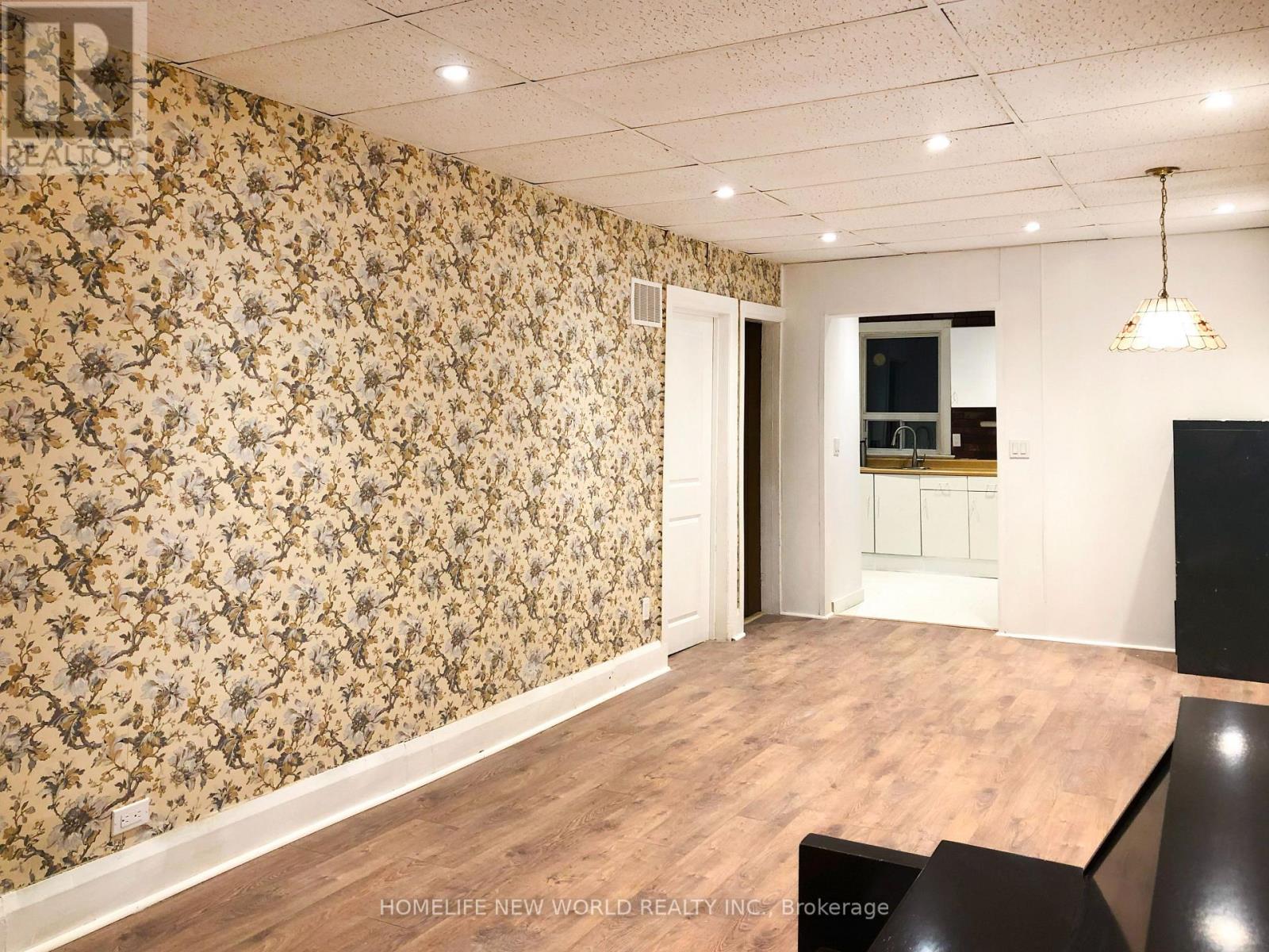 32 Pendeen Avenue, Toronto, Ontario  M6N 2P3 - Photo 5 - W13074142