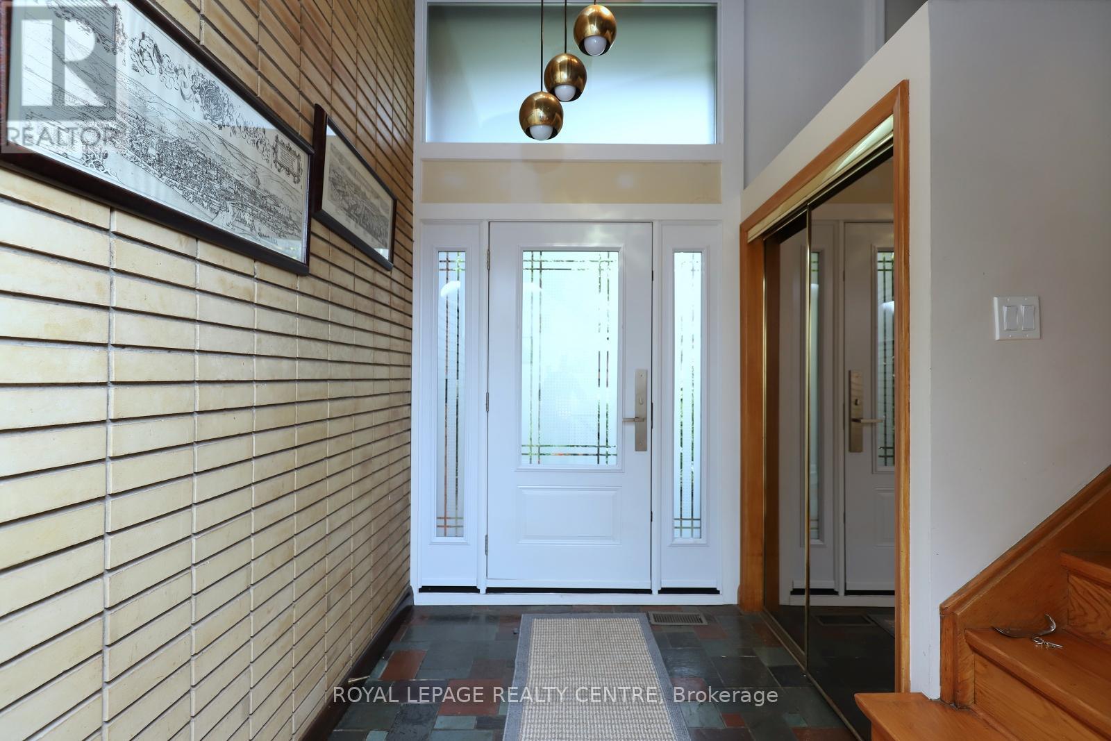 3338 Enniskillen Circle, Mississauga, Ontario  L5C 2M8 - Photo 7 - W13074154