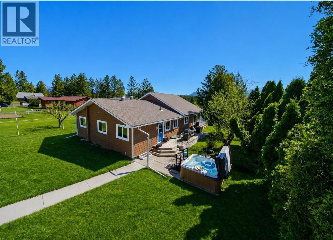 398 Currie Road, Baynes Lake, British Columbia  V0B 1T4 - Photo 3 - 10384878