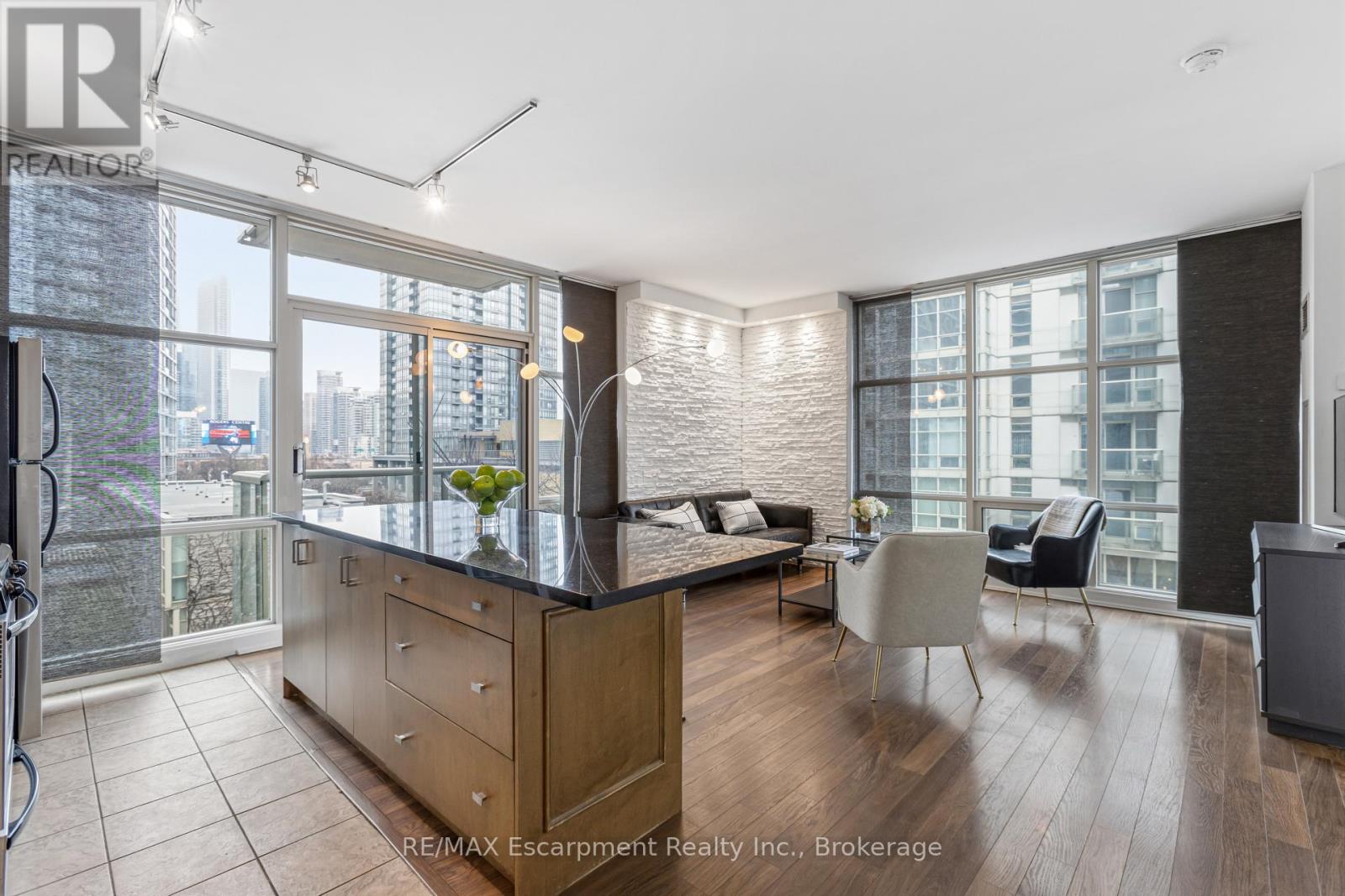 303 - 9 Spadina Avenue, Toronto, Ontario  M5V 3V5 - Photo 2 - C13007658