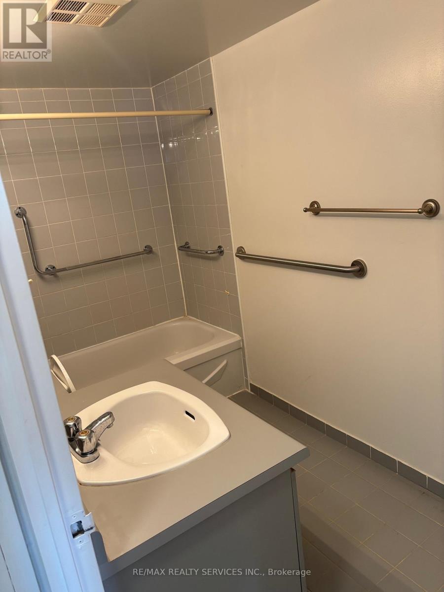 1006 - 26 Hanover Road, Brampton, Ontario  L6S 4T2 - Photo 3 - W13074260