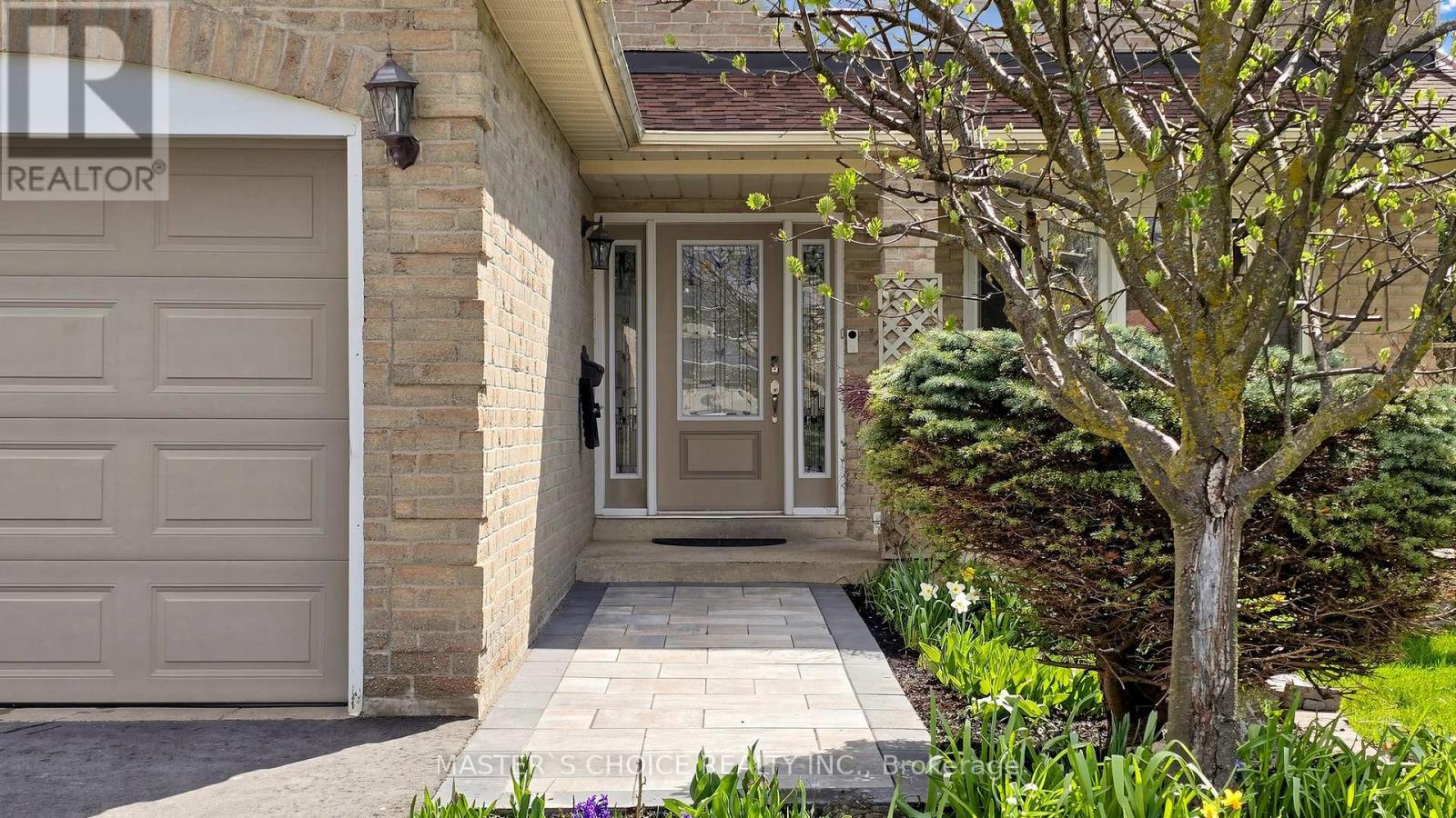 5 Espby Court, Richmond Hill, Ontario  L4C 9L2 - Photo 4 - N13074170