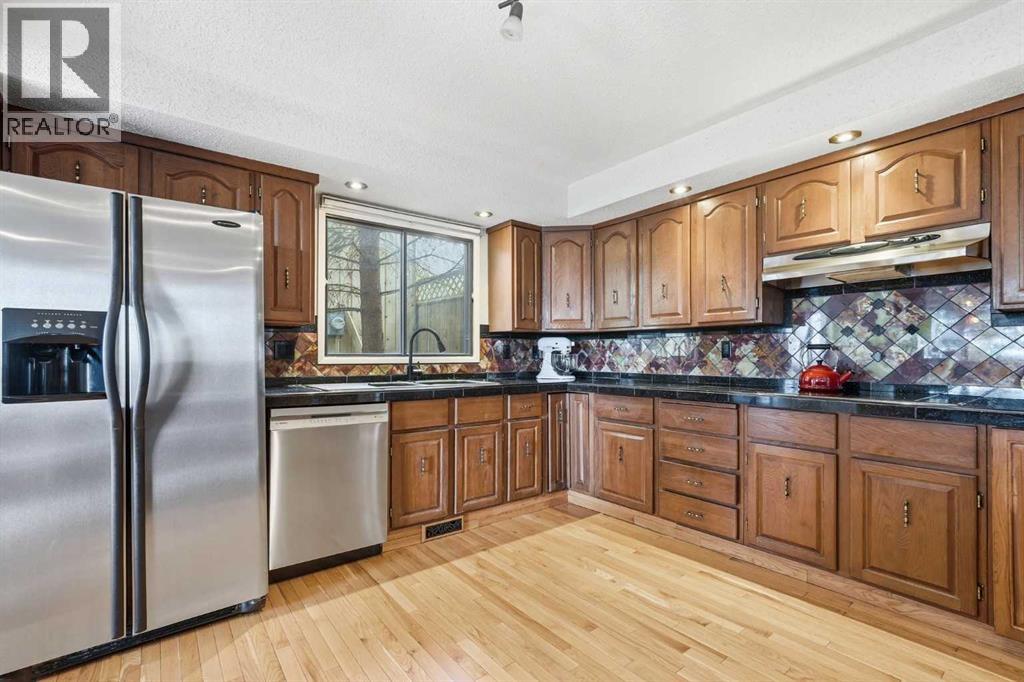 39 Coach Manor Terrace SW, Calgary, Alberta  T3H 1C9 - Photo 9 - A2306773