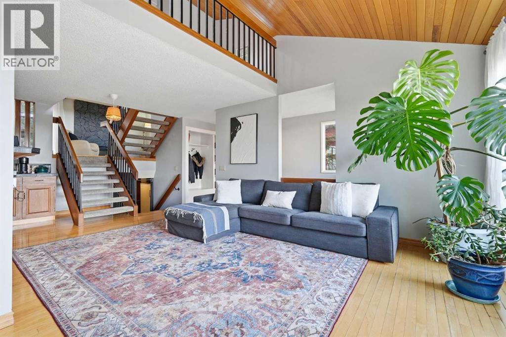39 Coach Manor Terrace SW, Calgary, Alberta  T3H 1C9 - Photo 4 - A2306773