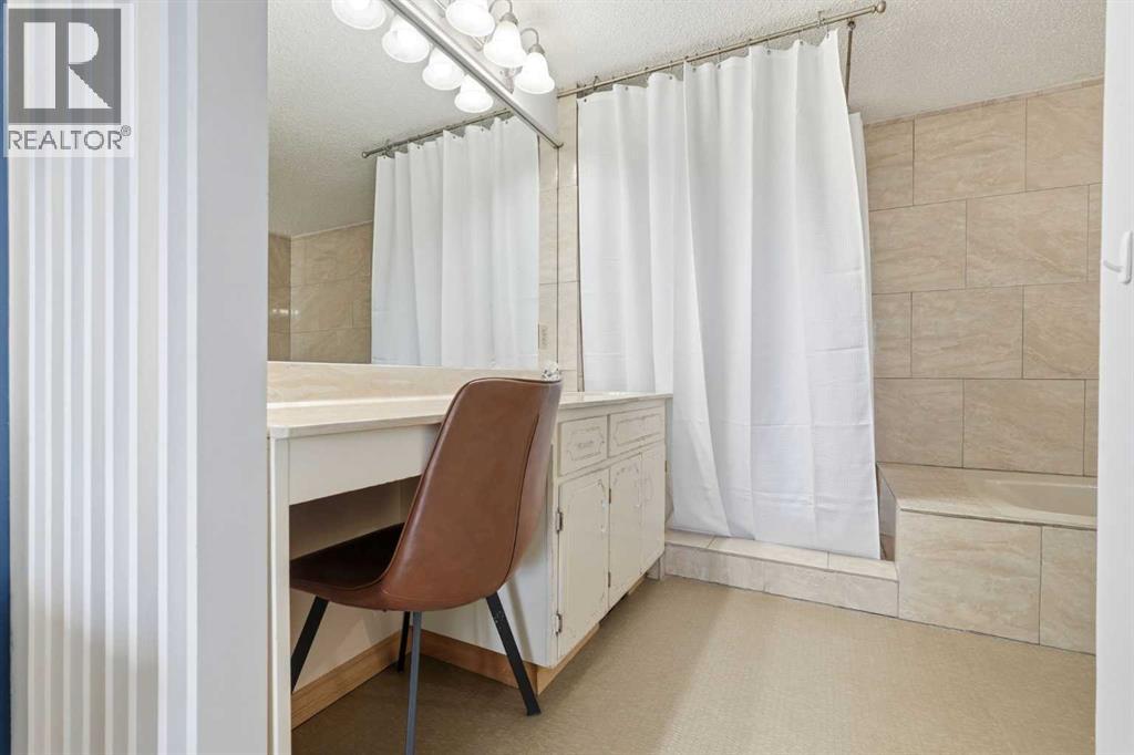 39 Coach Manor Terrace SW, Calgary, Alberta  T3H 1C9 - Photo 21 - A2306773