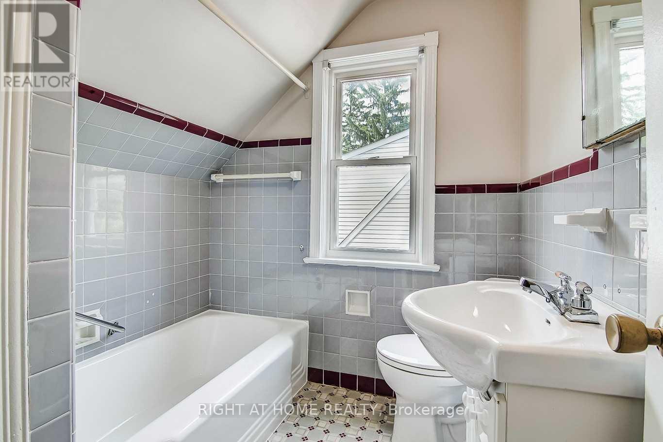 Upper - 92 Lawrence Avenue, Richmond Hill, Ontario  L4C 1Z3 - Photo 10 - N13061320