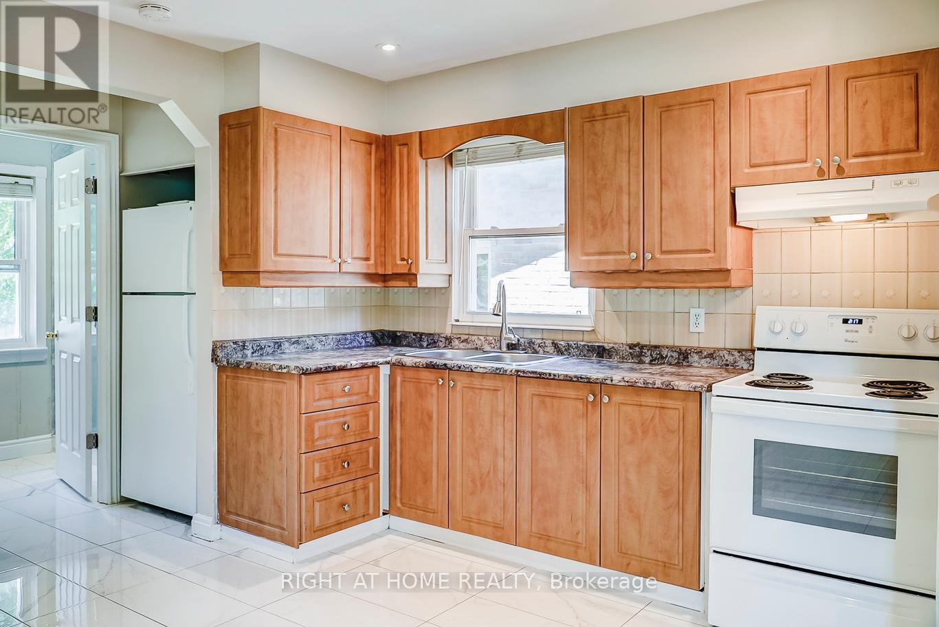 Upper - 92 Lawrence Avenue, Richmond Hill, Ontario  L4C 1Z3 - Photo 5 - N13061320