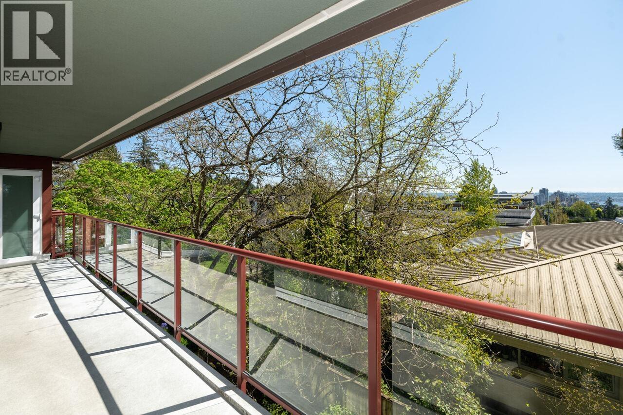 322 121 W 29 STREET, north vancouver, British Columbia