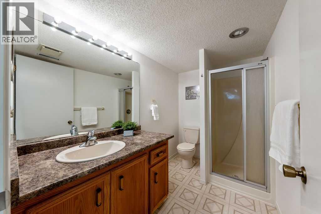 59 Strathcona Close Sw, Calgary, Alberta  T3H 1L2 - Photo 33 - A2305838
