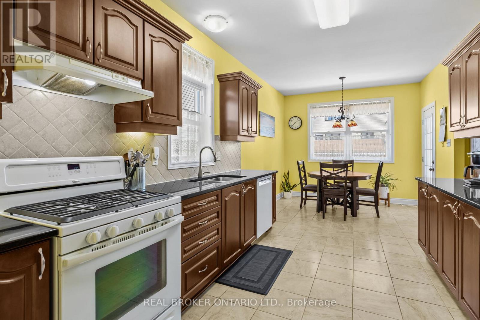 204 Hillpark High Street, Ottawa, Ontario  K1W 0B5 - Photo 8 - X12938110