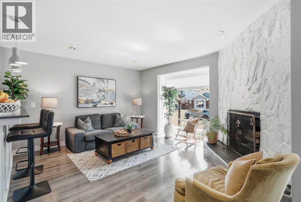 72 Woodview Court SW, Calgary, Alberta  T2W 4X4 - Photo 3 - A2306271
