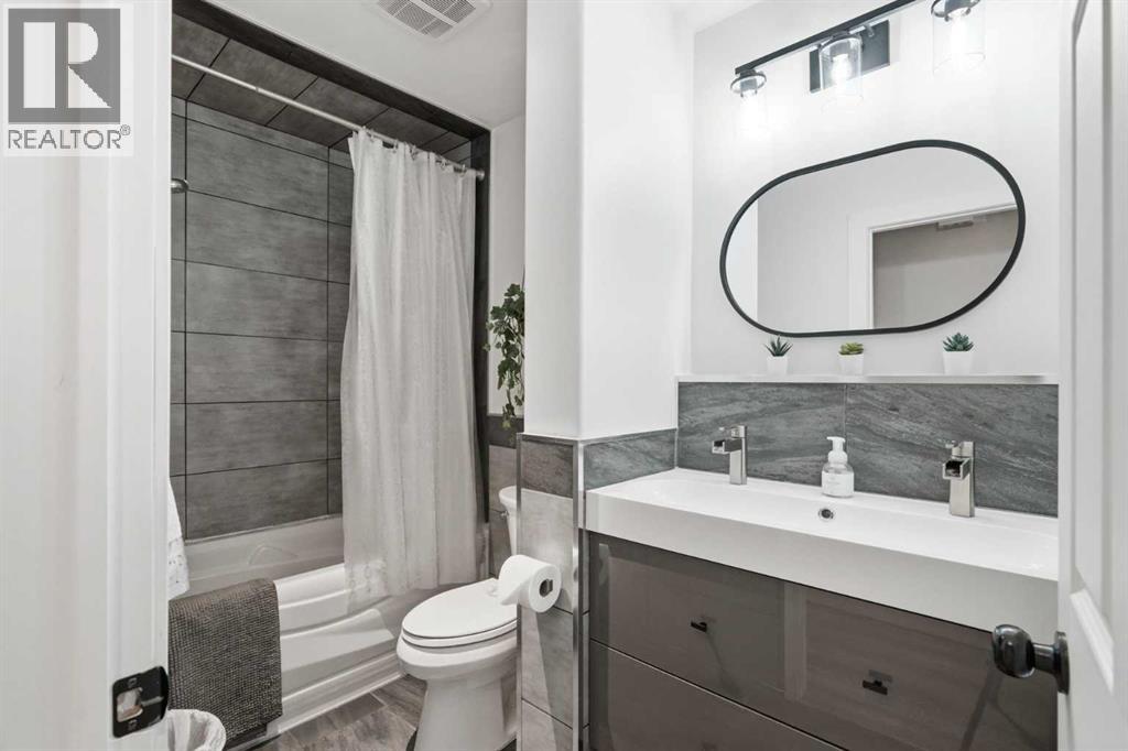 72 Woodview Court SW, Calgary, Alberta  T2W 4X4 - Photo 9 - A2306271