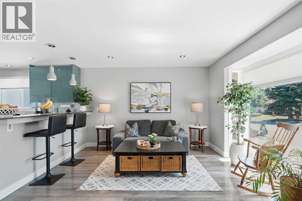 72 Woodview Court SW, Calgary, Alberta  T2W 4X4 - Photo 4 - A2306271