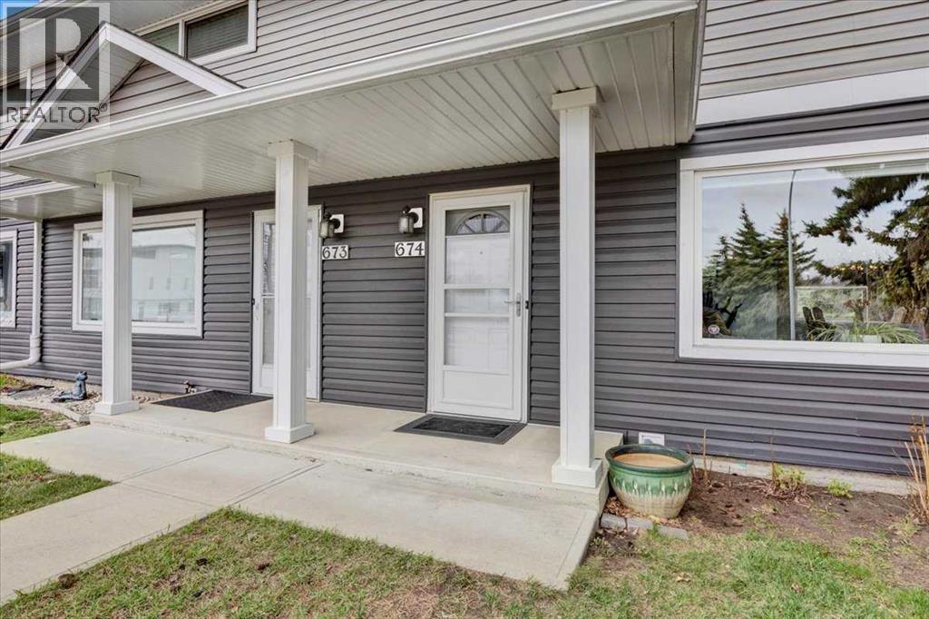 674 Regal Park NE, Calgary, Alberta  T2E 0S6 - Photo 4 - A2306449