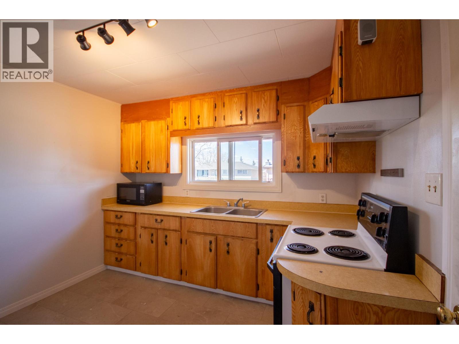 9208 7 Street, Dawson Creek, British Columbia  V1G 3M5 - Photo 3 - 10385782