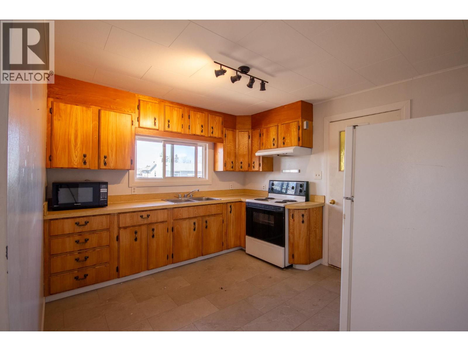 9208 7 Street, Dawson Creek, British Columbia  V1G 3M5 - Photo 2 - 10385782