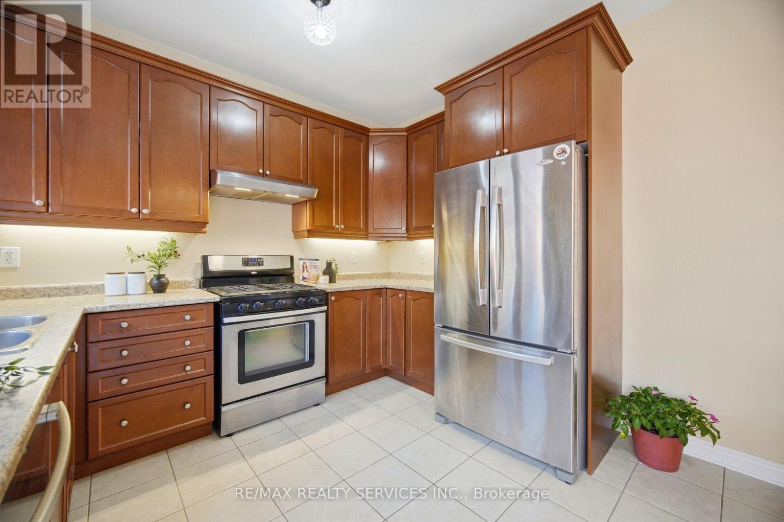 22 Everingham Circle, Brampton, Ontario  L6R 0R6 - Photo 18 - W13074406