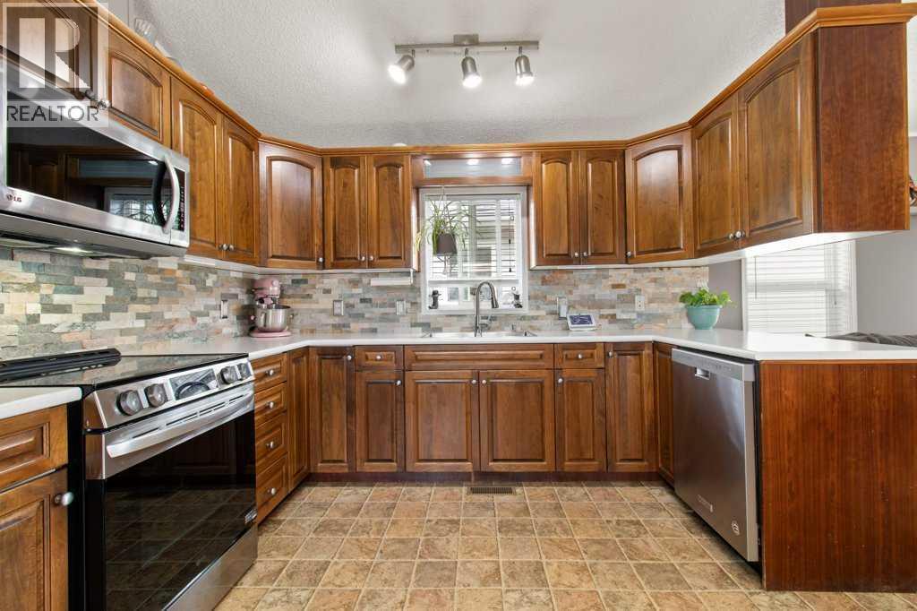 9 Baywood Place, Sylvan Lake, Alberta  T4S 0A7 - Photo 8 - A2306172
