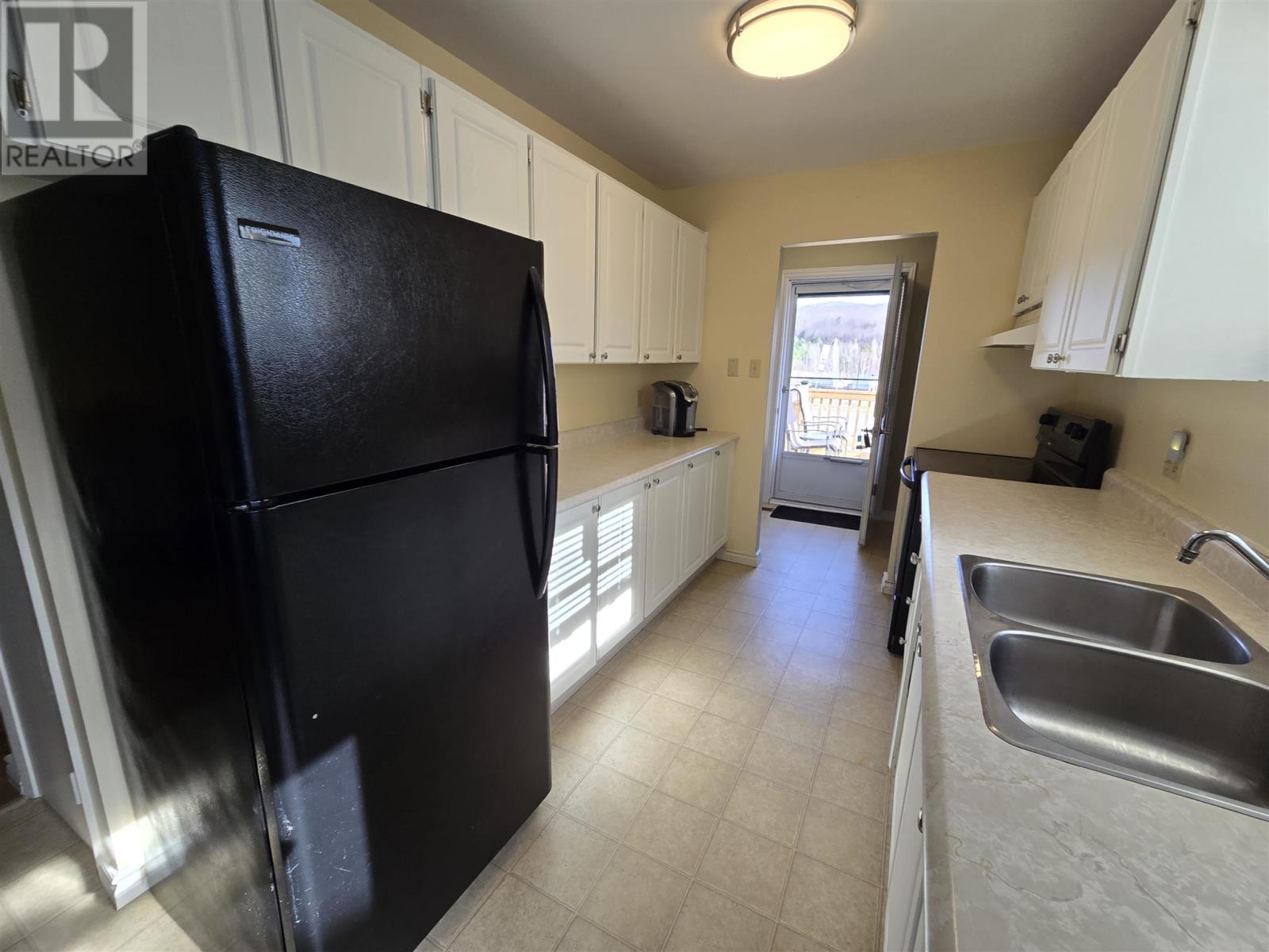 124 Hergott Ave, Elliot Lake, Ontario  P5A 3B3 - Photo 4 - SM260789